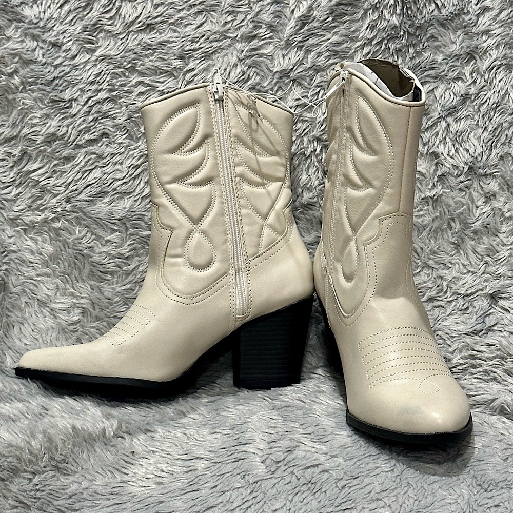 Cowboy boots, cream color, Size 8.5, *NEVER WORN*